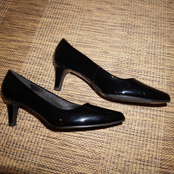 NEW -Size 11 Easy Street Black Patent Leather Shoes - Picture 1 of 3
